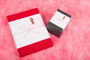 紅白の蝶結びののし紙が掛けられた新築祝いのギフト箱