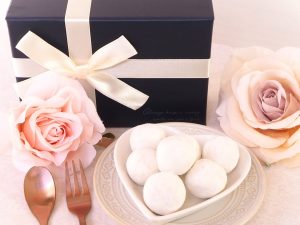 【一覧あり】引き出物の相場は1人5,000〜7,000円｜関係性別の早見表とマナー